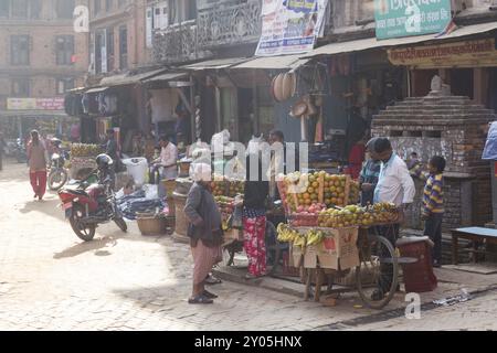 Bhaktapur, Nepal, 4. Dezember 2014: Obstverkäufer mit Fahrrädern in den Straßen, Asien Stockfoto