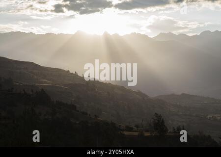 Foto der Sonnenstrahlen auf den Bergen auf dem Santa Cruz Trek in Peru Stockfoto