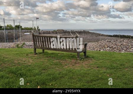 Eine Bank am Strand in Porlock Weir, Somerset, England, Großbritannien, mit Blick auf den Bristol-Kanal Stockfoto