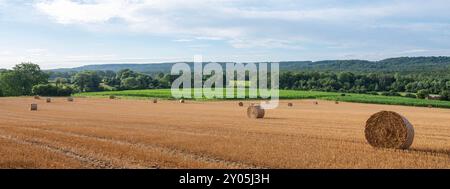 Feld mit Strohballen auf dem Land zwischen den französischen Städten St. quentin und laon Stockfoto