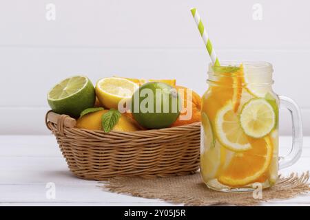 Mit Entgiftungsfrucht angereichertes aromatisiertes Wasser. Zitrone, Limette und Orange. Erfrischender hausgemachter Cocktail im Sommer Stockfoto