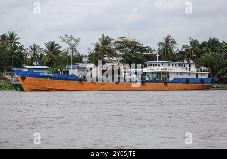 Tiền Giang, Vietnam. 31. August 2024: Öl- und Chemikalientankschiff (Erdöltransport) in einer Petrolimex-Tankstelle im Mekong-Delta. Der Seehandel ist eine Quelle ökologischer, wirtschaftlicher und geopolitischer Spannungen, da der kambodschanische Premierminister den Funan Techo Canal (Tonle Bassac Navigation & Logistics) plant, ein 1,7 Mrd. $ langes Projekt, das China im Rahmen der Belt & Road Initiative finanziert, um Kambodschas Abhängigkeit von vietnamesischen Seehäfen zu verringern. Eine Infrastruktur, die Phnom Penh mit dem Meer verbindet, wird als Beispiel für die wirtschaftliche Abhängigkeit Kambodschas vom chinesischen und Pekinger Einfluss in Südostasien angesehen. Quelle: Kevin Izorce/Alamy Live News Stockfoto