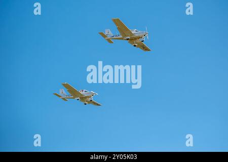 Sarlat-Domme, Dordogne, Frankreich - 25. August 2024: Zwei Tecnam P220JF Sierras führen Kunstflug auf der Sarlat-Domme Spectacle Aerien Airshow durch Stockfoto