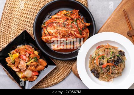 Koreanisches Essen, Kohl, Geotjeori, Kimchi, scharf, Beilagen, Japchae, Wurst, Gemüse, Pfannkuchen, Karotten Stockfoto