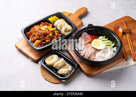 Kalte Nudeln, koreanisches Essen, scharfe Nudeln, Rindfleisch, Fleischknödel, Teigtaschen, gebratenes Schweinefleisch, Rindfleischnudeln, Kater Suppe, traditionell, yukgaejang, Stockfoto