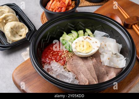 Kalte Nudeln, koreanisches Essen, scharfe Nudeln, Rindfleisch, Fleischknödel, Teigtaschen, gebratenes Schweinefleisch, Rindfleischnudeln, Kater Suppe, traditionell, yukgaejang, Stockfoto