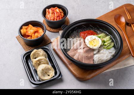 Kalte Nudeln, koreanisches Essen, scharfe Nudeln, Rindfleisch, Fleischknödel, Teigtaschen, gebratenes Schweinefleisch, Rindfleischnudeln, Kater Suppe, traditionell, yukgaejang, Stockfoto