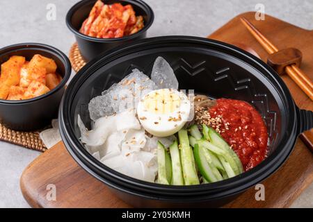 Kalte Nudeln, koreanisches Essen, scharfe Nudeln, Rindfleisch, Fleischknödel, Teigtaschen, gebratenes Schweinefleisch, Rindfleischnudeln, Kater Suppe, traditionell, yukgaejang, Stockfoto