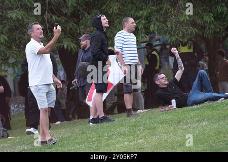 Konflikt zwischen EDL stoppt die Boote Demonstranten und Polizei. In Bristol ist eine große Polizeioperation im Gange, da Stop the Boats und Flüchtlinge willkommene Demonstranten sich im Stadtzentrum von Bristol treffen. Sommer 2024 Unruhen in Großbritannien Stockfoto