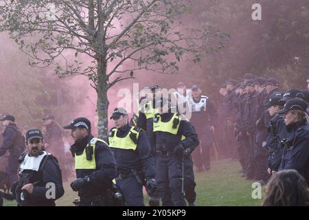 Konflikt zwischen EDL stoppt die Boote Demonstranten und Polizei. In Bristol ist eine große Polizeioperation im Gange, da Stop the Boats und Flüchtlinge willkommene Demonstranten sich im Stadtzentrum von Bristol treffen. Sommer 2024 Unruhen in Großbritannien Stockfoto