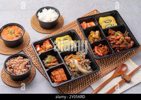 Koreanische Küche, Schweinefleisch, gebratenes Schweinefleisch, Sojabohnenpaste, gegrillt, Webfoot Tintenfisch, Lunchbox, Eierrolle, Beilage, Reis, Kimchi, Stockfoto