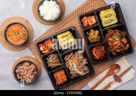 Koreanische Küche, Schweinefleisch, gebratenes Schweinefleisch, Sojabohnenpaste, gegrillt, Webfoot Tintenfisch, Lunchbox, Eierrolle, Beilage, Reis, Kimchi, Stockfoto