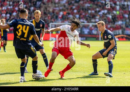 Utrecht, Niederlande. September 2024. UTRECHT, 01-09-2024, Stadion Galgenwaard, Stadion des FC Utrecht, niederländische Eredivisie-Fußballsaison 2023/2024. Utrecht - Twente. Twente-Spieler Anass Salah-Eddine (L) und Utrechter Spieler Alonzo Engwanda (C) und Twente-Spieler Mathias Kjolo (R) während des Spiels Utrecht - Twente. Beschreibung: Pro Shots/Alamy Live News Stockfoto