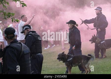 Konflikt zwischen EDL stoppt die Boote Demonstranten und Polizei. In Bristol ist eine große Polizeioperation im Gange, da Stop the Boats und Flüchtlinge willkommene Demonstranten sich im Stadtzentrum von Bristol treffen. Sommer 2024 Unruhen in Großbritannien Stockfoto