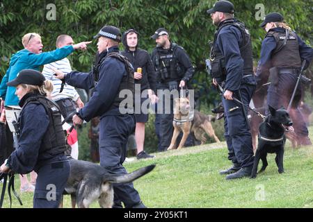 Konflikt zwischen EDL stoppt die Boote Demonstranten und Polizei. In Bristol ist eine große Polizeioperation im Gange, da Stop the Boats und Flüchtlinge willkommene Demonstranten sich im Stadtzentrum von Bristol treffen. Sommer 2024 Unruhen in Großbritannien Stockfoto