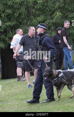 Konflikt zwischen EDL stoppt die Boote Demonstranten und Polizei. In Bristol ist eine große Polizeioperation im Gange, da Stop the Boats und Flüchtlinge willkommene Demonstranten sich im Stadtzentrum von Bristol treffen. Sommer 2024 Unruhen in Großbritannien Stockfoto