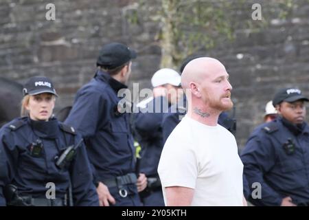 Konflikt zwischen EDL stoppt die Boote Demonstranten und Polizei. In Bristol ist eine große Polizeioperation im Gange, da Stop the Boats und Flüchtlinge willkommene Demonstranten sich im Stadtzentrum von Bristol treffen. Sommer 2024 Unruhen in Großbritannien Stockfoto