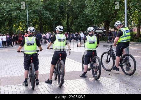 Konflikt zwischen EDL stoppt die Boote Demonstranten und Polizei. In Bristol ist eine große Polizeioperation im Gange, da Stop the Boats und Flüchtlinge willkommene Demonstranten sich im Stadtzentrum von Bristol treffen. Sommer 2024 Unruhen in Großbritannien Stockfoto