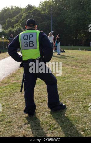 Konflikt zwischen EDL stoppt die Boote Demonstranten und Polizei. In Bristol ist eine große Polizeioperation im Gange, da Stop the Boats und Flüchtlinge willkommene Demonstranten sich im Stadtzentrum von Bristol treffen. Sommer 2024 Unruhen in Großbritannien Stockfoto