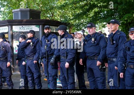 Konflikt zwischen EDL stoppt die Boote Demonstranten und Polizei. In Bristol ist eine große Polizeioperation im Gange, da Stop the Boats und Flüchtlinge willkommene Demonstranten sich im Stadtzentrum von Bristol treffen. Sommer 2024 Unruhen in Großbritannien Stockfoto