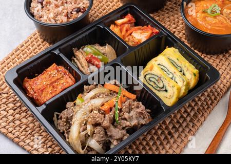 Koreanische Küche, Schweinefleisch, gebratenes Schweinefleisch, Sojabohnenpaste, gegrillt, Webfoot Tintenfisch, Lunchbox, Eierrolle, Beilage, Reis, Kimchi, Stockfoto