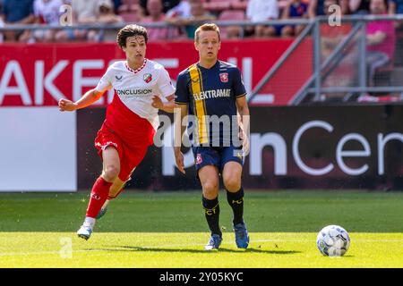 Utrecht, Niederlande. September 2024. UTRECHT, 01-09-2024, Stadion Galgenwaard, Stadion des FC Utrecht, niederländische Eredivisie-Fußballsaison 2024/2025. Utrecht - Twente. Utrechter Spieler Paxten Aaronson (L) und Twente-Spieler Mathias Kjolo (R) während des Spiels Utrecht - Twente. Beschreibung: Pro Shots/Alamy Live News Stockfoto