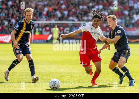 Utrecht, Niederlande. September 2024. UTRECHT, 01-09-2024, Stadion Galgenwaard, Stadion des FC Utrecht, niederländische Eredivisie-Fußballsaison 2023/2024. Utrecht - Twente. Twente-Spieler Michel VLAP (L) Utrechter Spieler Alonzo Engwanda (C) und Twente-Spieler Mathias Kjolo (R) während des Spiels Utrecht - Twente. Beschreibung: Pro Shots/Alamy Live News Stockfoto
