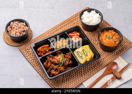 Koreanische Küche, Schweinefleisch, gebratenes Schweinefleisch, Sojabohnenpaste, gegrillt, Webfoot Tintenfisch, Lunchbox, Eierrolle, Beilage, Reis, Kimchi, Stockfoto