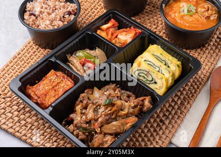 Koreanische Küche, Schweinefleisch, gebratenes Schweinefleisch, Sojabohnenpaste, gegrillt, Webfoot Tintenfisch, Lunchbox, Eierrolle, Beilage, Reis, Kimchi, Stockfoto