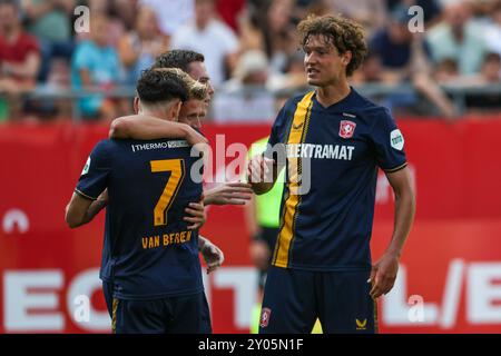 UTRECHT, NIEDERLANDE - 1. SEPTEMBER: Sam Lammers vom FC Twente feiert, nachdem er sein Team am 1. September 2024 im Stadion Galgenwaard in Utrecht, Niederlande, mit Mitchell van Bergen vom FC Twente beim niederländischen Eredivisie-Spiel zwischen dem FC Utrecht und dem FC Twente das erste Tor erzielte. (Foto: Ben Gal/Orange Pictures) Stockfoto