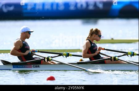 Die Briten Samuel Murray und Annabel Caddick auf dem Weg zum Silber während des PR3 Mixed Double Sculls Final A im Vaires-sur-Marne Stadium am vierten Tag der Paralympischen Sommerspiele 2024 in Paris. Bilddatum: Sonntag, 1. September 2024. Stockfoto