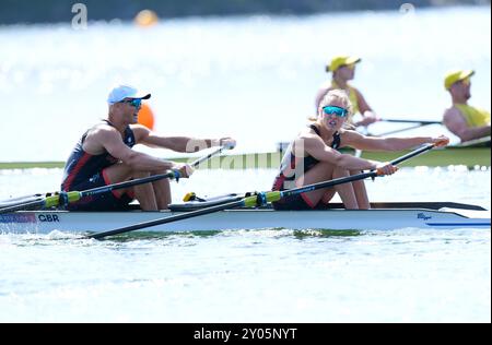 Die Briten Samuel Murray und Annabel Caddick, nachdem sie beim PR3 Mixed Double Sculls Finale A im Vaires-sur-Marne Stadium am vierten Tag der Paralympischen Sommerspiele 2024 Silber gewonnen hatten. Bilddatum: Sonntag, 1. September 2024. Stockfoto