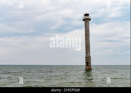 Blick auf den schiefen Kiipsaare-Leuchtturm auf der Saaremaa-Isand in Nordestland. August Stockfoto