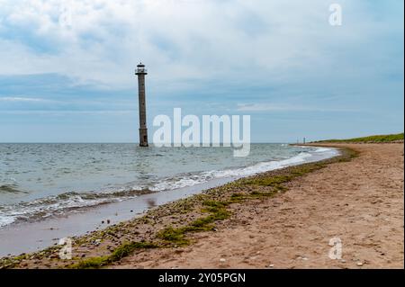 Blick auf den schiefen Kiipsaare-Leuchtturm auf der Saaremaa-Isand in Nordestland. August Stockfoto