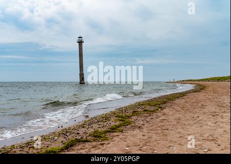 Blick auf den schiefen Kiipsaare-Leuchtturm auf der Saaremaa-Isand in Nordestland. August Stockfoto