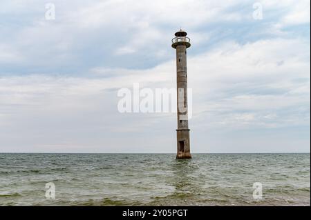 Blick auf den schiefen Kiipsaare-Leuchtturm auf der Saaremaa-Isand in Nordestland. August Stockfoto