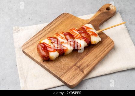 Soondae, koreanisches Essen, Snackessen, scharfer Reiskuchen, gebratener Reiskuchen, Süßer Kürbis, Gemüse, Seetang-Garnelen, Tintenfisch, Süßkartoffel, Sotteok, Fisch Stockfoto