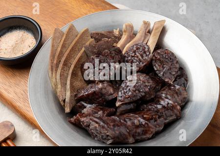 Soondae, koreanisches Essen, Snackessen, scharfer Reiskuchen, gebratener Reiskuchen, Süßer Kürbis, Gemüse, Seetang-Garnelen, Tintenfisch, Süßkartoffel, Sotteok, Fisch Stockfoto