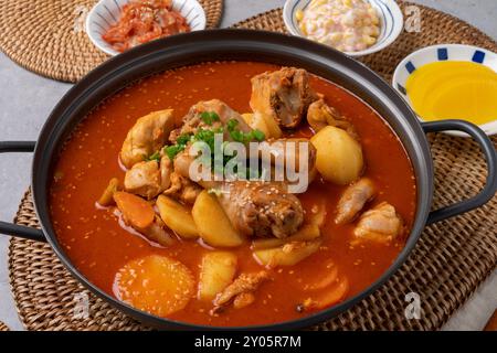 Hühnchen, scharfer Fischeintopf, scharfer Hühnereintopf, klare Suppe, gedämpfte Eier, koreanisches Essen, Beilagen, Kartoffeln, Karotten, Kimchi, grüne Zwiebeln Stockfoto