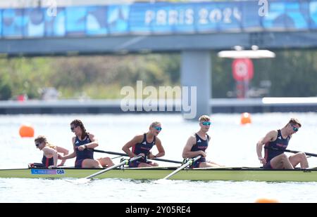 Die Briten Francesca Allen, Giedre Rakauskaite, Josh O’Brien, Ed Fuller und Erin Kennedy, nachdem sie am vierten Tag der Paralympischen Sommerspiele 2024 im PR3 Mixed Coxed Four Finale im Vaires-sur-Marne-Stadion Gold gewonnen hatten. Bilddatum: Sonntag, 1. September 2024. Stockfoto