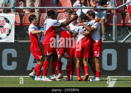 Utrecht, Niederlande. September 2024. UTRECHT, NIEDERLANDE - 1. SEPTEMBER: Spieler des FC Utrecht feiern, nachdem sie am 1. September 2024 im Stadion Galgenwaard in Utrecht, Niederlande, einen Treffer bei einem niederländischen Eredivisie-Spiel zwischen dem FC Utrecht und dem FC Twente erzielt haben. (Foto: Ben Gal/Orange Pictures) Credit: Orange Pics BV/Alamy Live News Stockfoto