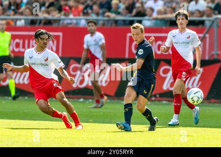 Utrecht, Niederlande. September 2024. UTRECHT, 01-09-2024, Stadion Galgenwaard, Stadion des FC Utrecht, niederländische Eredivisie-Fußballsaison 2024/2025. Utrecht - Twente. Utrechter Spieler Alonzo Engwanda (L) und Twente-Spieler Mathias Kjolo (C) während des Spiels Utrecht - Twente. Beschreibung: Pro Shots/Alamy Live News Stockfoto