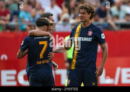 Utrecht, Niederlande. September 2024. UTRECHT, NIEDERLANDE - 1. SEPTEMBER: Sam Lammers vom FC Twente feiert, nachdem er sein Team am 1. September 2024 im Stadion Galgenwaard in Utrecht, Niederlande, mit Mitchell van Bergen vom FC Twente beim niederländischen Eredivisie-Spiel zwischen dem FC Utrecht und dem FC Twente das erste Tor erzielte. (Foto: Ben Gal/Orange Pictures) Credit: dpa/Alamy Live News Stockfoto