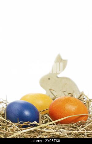 Bunte Ostereier mit Häschen Stockfoto