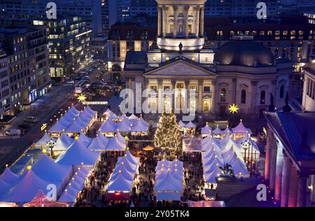 Weihnachtsmarkt am berliner gendarmenmarkt bei Nacht Stockfoto