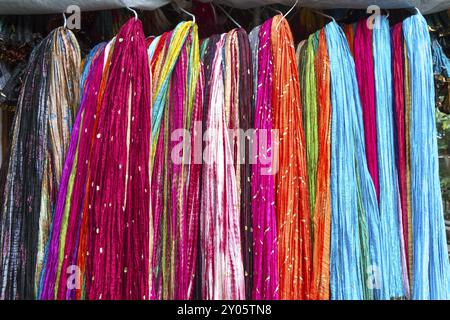 Bunte Tücher auf dem Markt in Indien Stockfoto