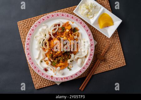 Chinesisches Essen, chinesisches Essen, Nudeln mit schwarzer Bohnensauce mit Hackfleisch, Rinderpilz, süß-saures Schweinefleisch, chinesische Garnelen, Garnelen, frittiertes Schweinefleisch Stockfoto