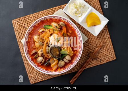 Chinesisches Essen, chinesisches Essen, Nudeln mit schwarzer Bohnensauce mit Hackfleisch, Rinderpilz, süß-saures Schweinefleisch, chinesische Garnelen, Garnelen, frittiertes Schweinefleisch Stockfoto