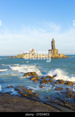 Der Vivekananda Rock beherbergt an einem Tag mit blauem Himmel die Statue der Nachbarinsel Thiruvalluvar vor der Küste von Kanyakumari, Tamil Nadu, Indien. Stockfoto