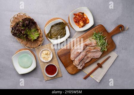 Koreanisches Essen, Briketts, Bulgogi, rote Pfefferpaste, Schweinefleisch, Schweinebauch, Beilagen, Knoblauch, Salat, Gemüse, würzen Stockfoto